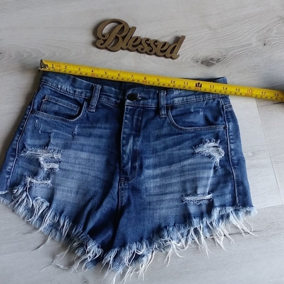 Blank NYC Hi-Rise Distressed Raw Hem Wedge Short - Picture 5 of 12